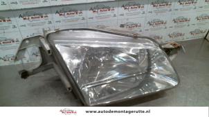 O73745 Gebruikte rechter koplamp Mazda 323F