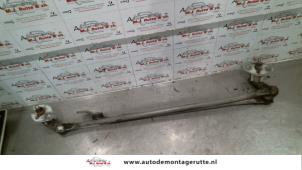 O118214 Gebruikte ruitenwis mechaniek Mazda 323F