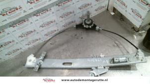 O78136 Gebruikte raammechaniek 4deurs links-voor Mazda 323F