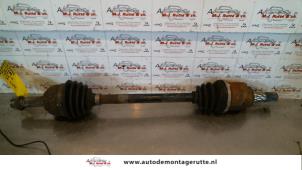 O111150 Gebruikte aandrijfas links-voor Nissan Micra