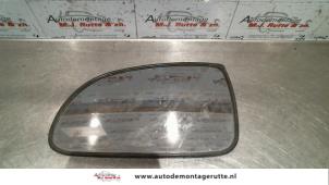 Gebruikte Spiegelglas links Hyundai Accent 1.3i 12V Prijs op aanvraag aangeboden door Autodemontage M.J. Rutte B.V.