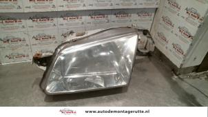 O72300 Gebruikte linker koplamp Mazda 323F