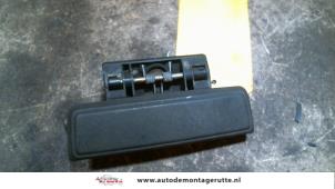 O89680 Gebruikte deurgreep 4deurs rechts-achter Peugeot 205