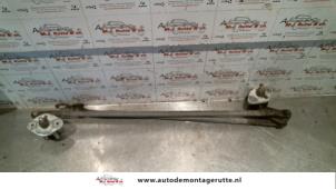 O118209 Gebruikte ruitenwis mechaniek Mazda 626