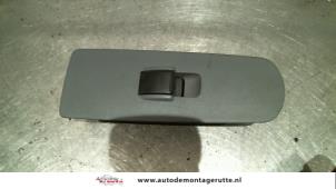 O108038 Gebruikte schakelaar elektrisch raam Mitsubishi Colt