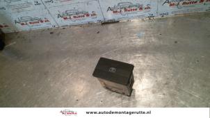 O106732 Gebruikte schakelaar achteruitverwarming Volkswagen Transporter