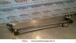 O118211 Gebruikte ruitenwis mechaniek Mazda 323