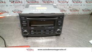 Gebruikte Radio Kia Carens III (FG) 2.0i CVVT 16V Prijs € 75,00 Margeregeling aangeboden door Autodemontage M.J. Rutte B.V.