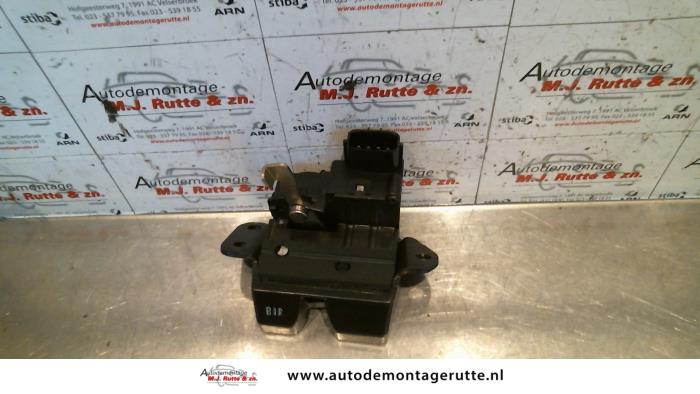 Gebruikte Slotmechaniek Achterklep Kia Carens O91770