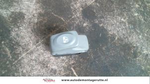 O107979 Gebruikte ruit schakelaar elektrisch Renault Twingo