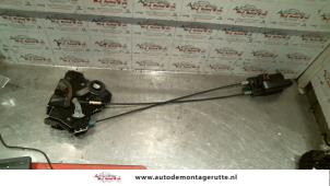 O83208 Gebruikte slotmechaniek portier 4deurs links-voor Daihatsu Sirion