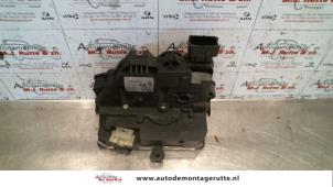 O82895 Gebruikte portierslot mechaniek 4deurs links-voor Opel Corsa