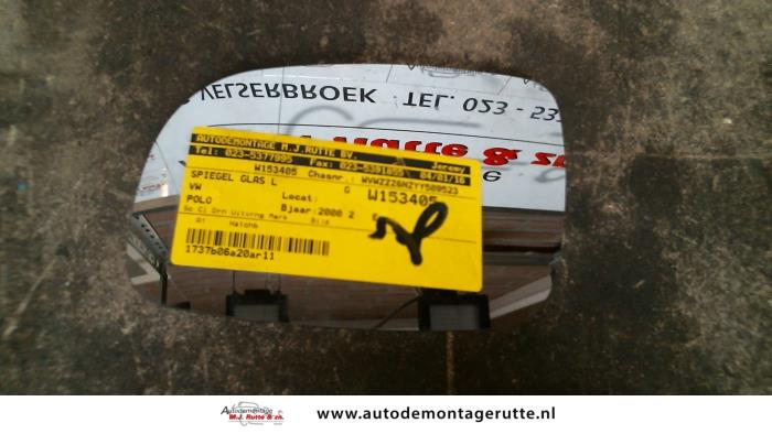 Spiegelglas links van een Volkswagen Polo III (6N2) 1.4 16V 75 2000