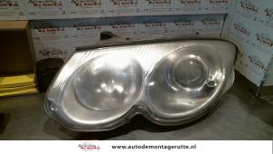O72338 Gebruikte koplamp links Chrysler 300 M