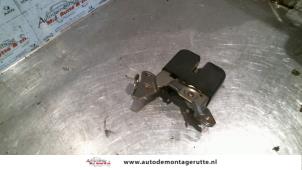 O92034 Gebruikte slotmechaniek achterklep Toyota Celica