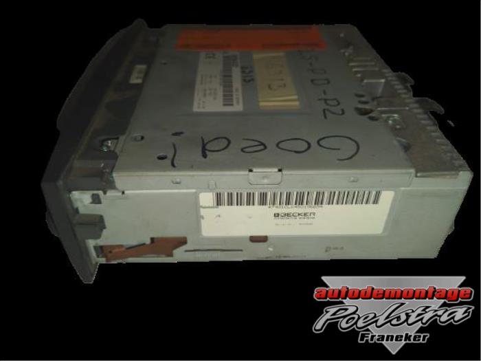 Radio CD Speler van een Renault Megane II (BM/CM) 1.6 16V 2004