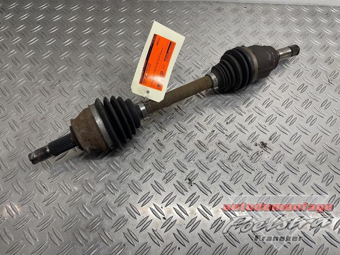 Gebruikte Aandrijfas links-voor Opel Combo 1.3 CDTI 16V ecoFlex Prijs € 24,95 Margeregeling aangeboden door Autodemontage Poelstra B.V.