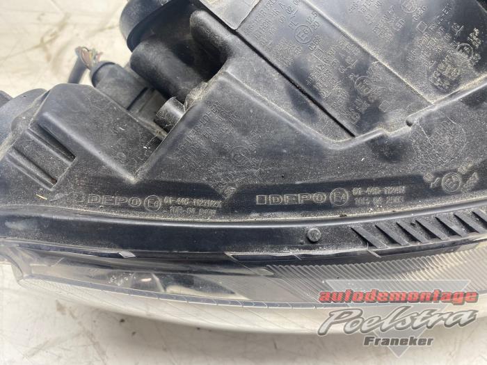 Koplamp rechts van een Audi A6 Avant (C6) 2.7 TDI V6 24V Quattro 2006