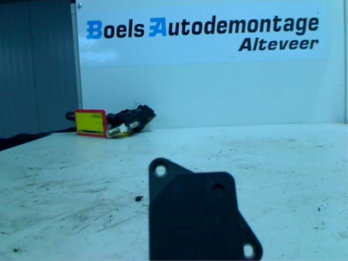 Luchtmassameter van een Toyota Yaris (P1) 1.4 D-4D 2002