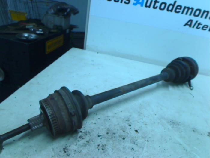 Gebruikte Aandrijfas links-achter Volkswagen Passat Syncro/4Motion (3B2) 2.8 30V Prijs € 35,00 Margeregeling aangeboden door Boels Autodemontage