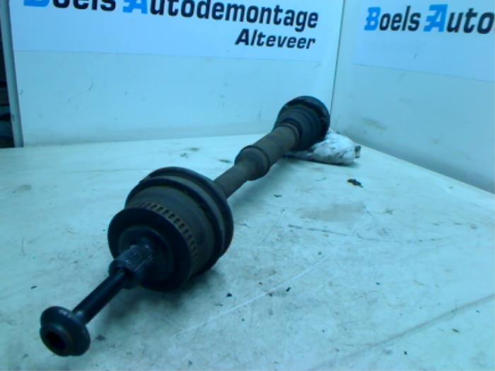 Gebruikte Aandrijfas links-voor Volkswagen Passat Variant (3B5) 1.6 Prijs € 25,00 Margeregeling aangeboden door Boels Autodemontage