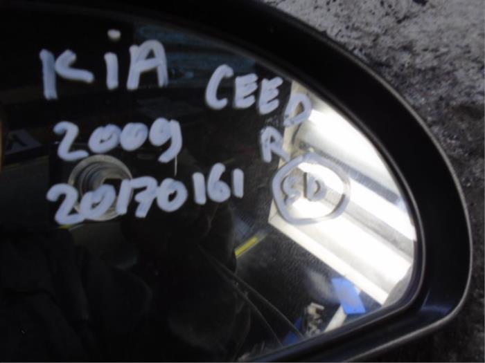 Buitenspiegel rechts van een Kia Cee'd Sporty Wagon (EDF) 1.6 CRDi 90 16V 2009