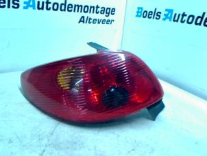 Gebruikte Achterlicht links Peugeot 206 (2A/C/H/J/S) 1.4 XR,XS,XT,Gentry Prijs € 25,00 Margeregeling aangeboden door Boels Autodemontage