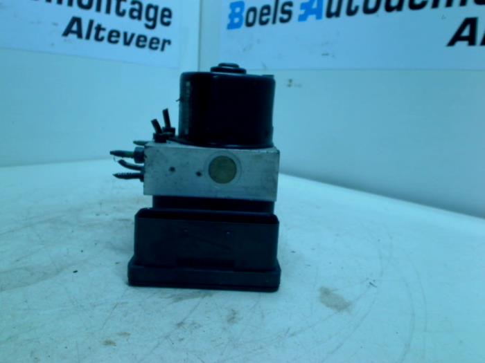 Gebruikte ABS Pomp Volkswagen Polo IV (9N1/2/3) 1.4 16V Prijs € 75,00 Margeregeling aangeboden door Boels Autodemontage