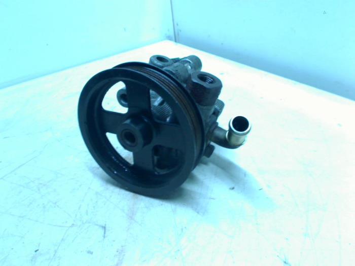 Gebruikte Pomp Servo Toyota Corolla Verso (E12) 2.0 D-4D 16V 90 Prijs € 25,00 Margeregeling aangeboden door Boels Autodemontage