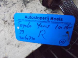 Gebruikte Steekas rechts-voor Toyota Yaris (P1) 1.0 16V VVT-i Prijs op aanvraag aangeboden door Boels Autodemontage