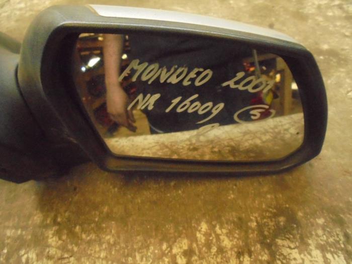 Buitenspiegel rechts van een Ford Mondeo 2001