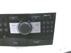 Gebruikte Radio CD Speler Opel Astra H SW (L35) 1.7 CDTi 16V Prijs € 35,00 Margeregeling aangeboden door Boels Autodemontage