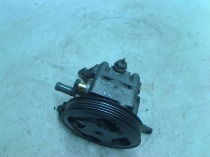 Stuurpomp van een Mazda 626 (GF12) 1.8i 16V 1998