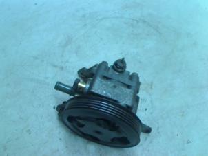 Stuurpomp van een Mazda 626 (GF12) 1.8i 16V 1998