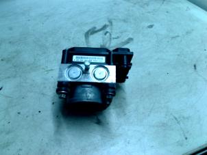 Gebruikte ABS Pomp Renault Clio III (BR/CR) 1.5 dCi 70 Prijs € 100,00 Margeregeling aangeboden door Boels Autodemontage