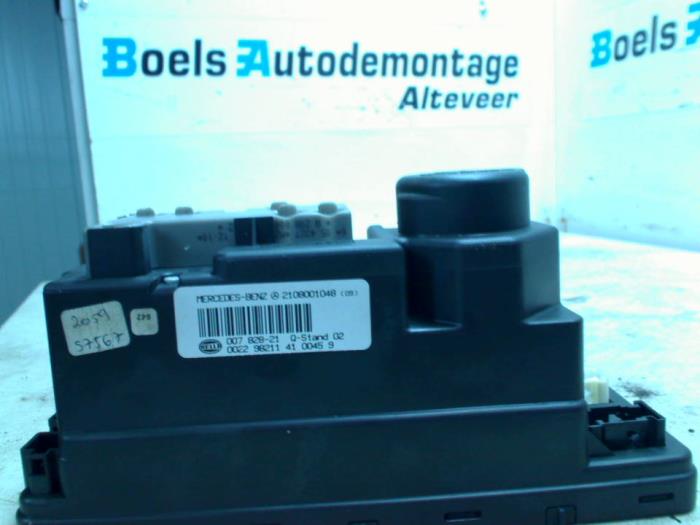 Deurvergrendeling Vacuumpomp Elektrisch van een Mercedes-Benz CLK (W208) 3.2 320 V6 18V 1998