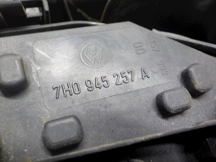 Achterlicht links van een Volkswagen Transporter T5 1.9 TDi 2005