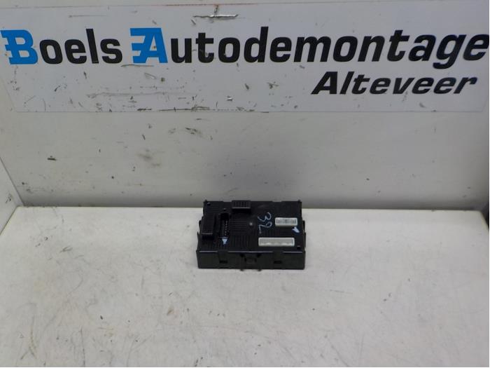 Gebruikte Computer Body Control Renault Clio III (BR/CR) 1.2 16V 75 Prijs € 50,00 Margeregeling aangeboden door Boels Autodemontage