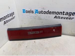 Gebruikte Reflector Sierplaat achter Mazda 323 F (BG14) 1.6i 16V Prijs € 20,00 Margeregeling aangeboden door Boels Autodemontage