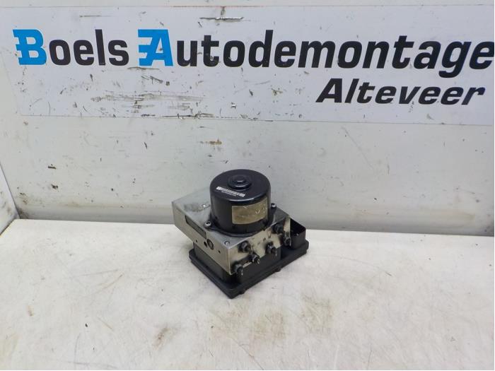 Gebruikte ABS Pomp Mercedes C Sportcoupé (C203) 2.2 C-220 CDI 16V Prijs € 75,00 Margeregeling aangeboden door Boels Autodemontage