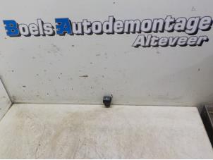 Gebruikte Centrale deurvergrendeling Schakelaar Peugeot 208 I (CA/CC/CK/CL) 1.4 HDi Prijs € 15,00 Margeregeling aangeboden door Boels Autodemontage