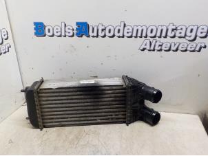 Gebruikte Intercooler Peugeot 208 I (CA/CC/CK/CL) 1.4 HDi Prijs € 50,00 Margeregeling aangeboden door Boels Autodemontage