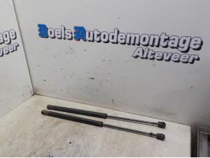 Gebruikte Set Gasdempers Achterklep BMW Mini One/Cooper (R50) 1.6 16V Cooper Prijs € 20,00 Margeregeling aangeboden door Boels Autodemontage