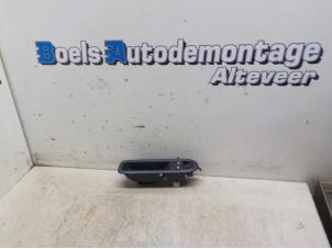 Gebruikte Combischakelaar ramen Renault Clio III (BR/CR) 1.5 dCi 70 Prijs € 25,00 Margeregeling aangeboden door Boels Autodemontage