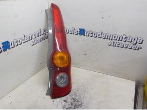 Gebruikte Achterlicht rechts Daihatsu Cuore (L251/271/276) 1.0 12V DVVT Prijs € 35,00 Margeregeling aangeboden door Boels Autodemontage