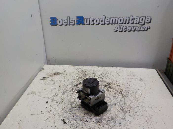 Gebruikte ABS Pomp Kia Carens III (FG) 2.0i CVVT 16V Prijs € 75,00 Margeregeling aangeboden door Boels Autodemontage