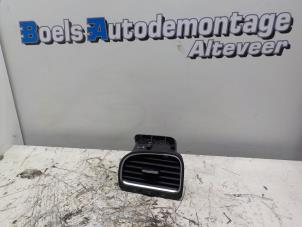 Gebruikte Luchtrooster Dashboard Volkswagen Golf VI (5K1) 2.0 TSI R 16V 4Motion Prijs € 20,00 Margeregeling aangeboden door Boels Autodemontage
