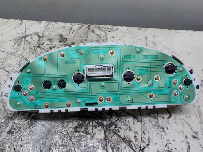 Kilometerteller KM van een Hyundai Matrix 1.6 16V 2004