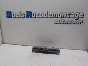 Gebruikte Paniekverlichtings Schakelaar Peugeot 308 (4A/C) 1.6 VTI 16V Prijs € 15,00 Margeregeling aangeboden door Boels Autodemontage