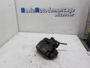 Gebruikte Remklauw (Tang) links-voor Renault Megane III Grandtour (KZ) 1.5 dCi 110 Prijs € 35,00 Margeregeling aangeboden door Boels Autodemontage